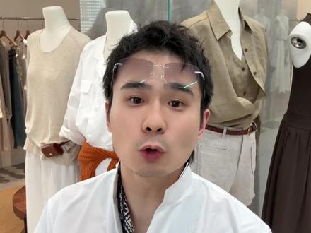 夏季亚麻衣服又皱又缩水?5招教你打理好它!回购率翻倍! 第一,水温是核心。常温手洗最保险,热水会大大增加缩水率,还容易起皱。
第二,柔顺剂是灵魂。用手轻轻揉搓,洗完柔软不扎身。
第三,不要长时间浸泡。最好不超过10分钟,否则纤维变硬,缩水率堪比抽绳。
第四,滴水阴干是王道。暴晒和烘干会让纤维变硬,穿着扎身子很可能就是这个原因。
第五,每天有褶子怎么办?睡前喷壶轻轻喷两下,第二天基本就平整了。
亚麻打理好,越穿越有范。
衣品好的女人,事业都不会差。
您说呢?#七叔女装供应链 #女装实体店 #服装面料 #亚麻