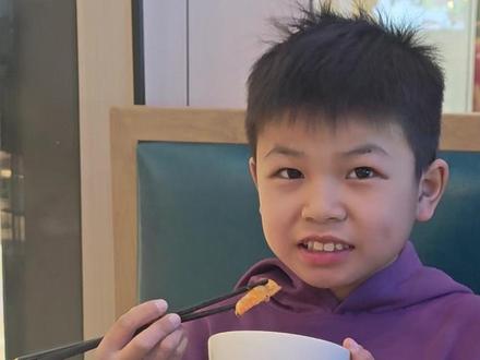 那个让全网心疼的小男孩,现在怎么样了? 再见到这个孩子,我突然红了眼眶。
看着他们,我想起了小时候的自己和弟弟 —— 父母离异那年,我们也正好是这个年纪。
原来善意从来都是双向的。我以为是我在温暖他,其实他也在治愈我。就好像现在的我,终于抱住了当年那个孤单的自己。
现在他每天穿着新衣服新鞋子来学校,脸上总挂着笑,眼睛亮得像星星。
谢谢屏幕前的每一个人,是你们的善意,一点点焐热了孩子的心。
这条视频剪得有点长,但我舍不得删掉任何一个瞬间。这些细碎又温暖的画面,都是我们一起攒下的美好,值得被好好记录下来❤️
#元宵节 #生日快乐 #人间观察计划 #温暖 #老师