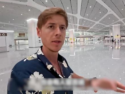 英国小哥被重庆东站吓呆:这高铁站竟3倍伦敦机场大,是科幻城吧 #外国人在中国 #重庆 #高铁