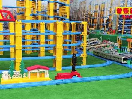 #多美卡 #普乐路路 #多美玩具 今天为大家带来的是普乐路路搭建的基础教学,究竟怎样才能搭建出好玩又好看的普乐路路轨道世界呢?一起来看看吧!