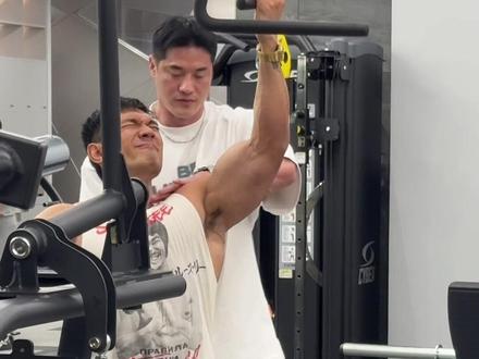 东京职业赛前记录,孙良轩 朱建刚 加藤 日本本土pro纯平。@卫淦🌊 @随便练练朱建刚 @孙良轩没有肌肉 四人合体出现。最后冲刺阶段,25号之前还要按计划完成#古典健体
#奥赛 #东京职业赛 #野轩本轩 #健体