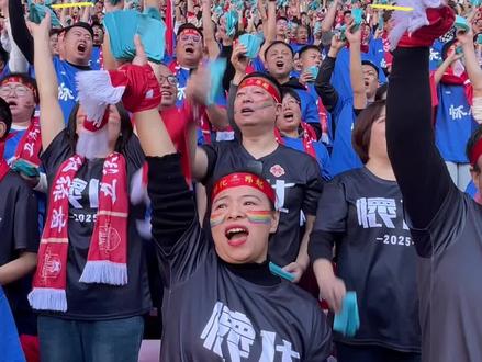 “湘超”第十二轮怀化队VS长沙队,怀化队球迷激情应援(全媒体记者 王洁 潘雨)#湘超