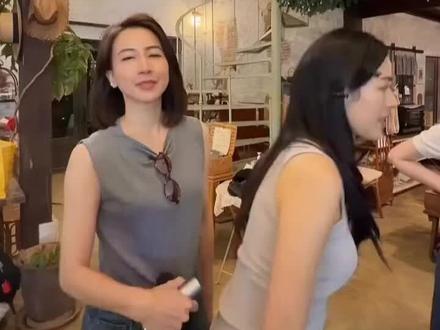 《绘梦婚礼》昨天的拍摄:整体情况是,Dew来捣蛋逗Ling玩,而Nong Orm在没有拍摄任务的时候则睡觉
我的Ran律好可爱🥰
老丢:是我啦 正在按摩背 然后她就走过来 转过去背对着
邝玲:帮我按一下…
:于是就二话不说地做了哈哈
老丢:LingLing好舒服吧
邝玲:今天肯定睡不着了 P'Dew Ling累了#泰国顶流明星lingorm #lingorm