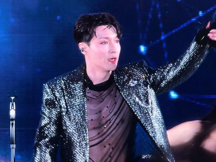 贝壳儿吃饱了变成宝壳儿了
哈哈哈,张哥,还得是你的谐音梗
新的一年要继续见面呀
#张艺兴 #跨年演唱会 #鬼知道我看了多少遍 #染色体家族演唱会