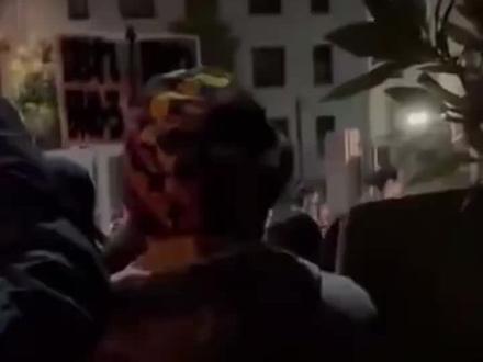 日本民众集会抗议,要求高市早苗下台。(来源:央视新闻)