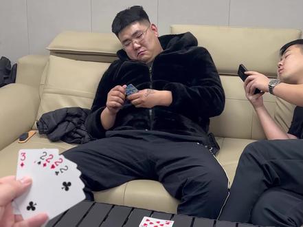 原来他真的有实力#搞笑视频 #给我擦皮鞋