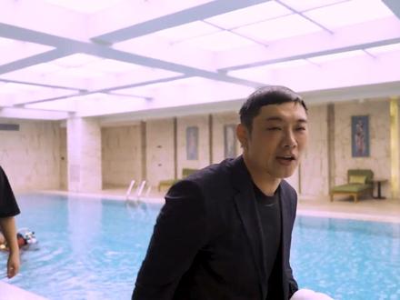 低智商犯罪 花絮:杀青特辑 (中文字幕) #低智商犯罪 (2026)#花絮
导演: 刘海波
编剧: 王少雄 / 孙晚成 / 张金梦
主演: 王骁 / 田曦薇 / 王传君 / 朱云峰 / 张瑞涵 / 更多...
类型: 剧情 / 犯罪
制片国家/地区: 中国大陆
语言: 汉语普通话
首播: 2026-05-04(中国大陆)
集数: 24
单集片长: 45分钟
又名: 擒贼记
低智商犯罪的剧情简介 · · · · · ·
脱离一线刑侦几年的警察张一昂(#王骁 饰),因为省厅收到的匿名举报信,被派往三江口调查案件。张一昂到三江口不久就遇到刑警队长被害,张一昂在洗清自我嫌疑时意外逮捕了连环杀人案的凶手,迅速建立声望。张一昂将侦查方向锁定到当地富商周荣(#王传君 饰)团伙,可蠢贼们层出不穷,蠢贼之间勾心斗角的蝴蝶效应,反而助张一昂带领的警察们屡建奇功。 “缘分”让张一昂跟所有蠢贼们齐聚一堂,凭借智慧和勇气笑到最后,也查明同僚遇害的起因,最终让真凶落入法网。