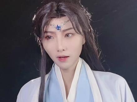 “别说了。”墨燃忽然不悦道,“他待你并不好,你心太善,你再说下去,我会觉得你很可怜。”#二哈和他的白猫师尊 #师昧