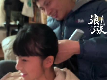 深圳#杀害女同学男生被判无期 起诉书显示:14岁凶手钟某某曾经在案发前搜索未成年人杀人需要负什么刑事责任、邯郸案判刑等相关内容……受害女生妈妈:诉求是判处钟某某极刑。#杀害女同学男生曾搜邯郸案判刑 #未成年人犯罪 #14岁初中男生持刀刺死同学被判无期 #优优妈妈