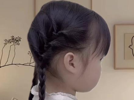 新年给女儿这样扎,几分钟搞定#编发简单易学 #儿童编发 #日常发型 #新年发型
