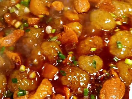 #山粉圆子烧肉 这一道菜在我们安庆有好多种做法,每种做法都很好吃,我最喜欢吃之前的那种,因为那是小时候母亲给我做的味道,你们最喜欢哪一种?#今日美食分享 #我的厨房日记 #记录简单生活