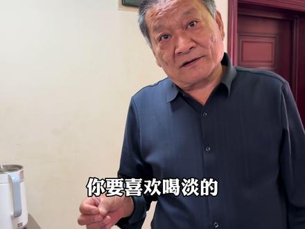 北京颐和园大哥自制豆汁,批评为了流量喝了吐,一桶不到10元 家里就能做,特别省事还好喝#老北京 #北京美食 #豆汁 #人间观察计划