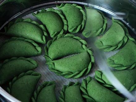 春天来了,艾叶有了,今天做个艾叶糍粑给妈妈吃,妈妈辛苦了😚😚#民间传统美食 #艾叶 #春天的气息