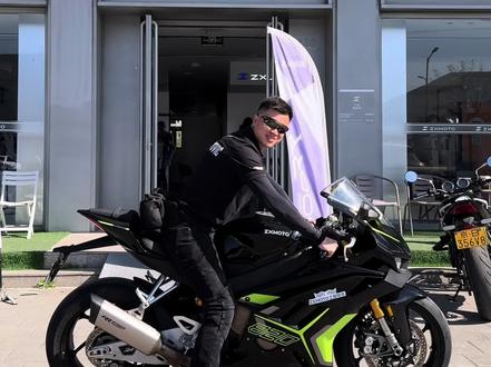 张雪820声浪 ,座高,车辆细节展示! #张雪机车 #张雪820rr #摩托车测评