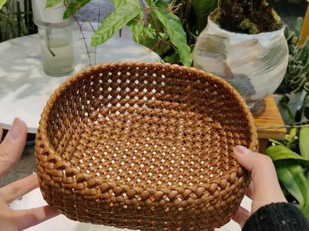 中号藤编收纳筐 视频教程 第一集 成品尺寸:口径21,高度8,可以做零食筐,水果篮,收纳筐,非常实用!这款非常基础,新手小白也可以轻松完成!视频用到的5㎜藤条颜色是“仿葡萄藤色”,加固用的是龙骨#民间手艺 #藤编 #手工编织零基础教学 #手工包 #做手工我是认真的