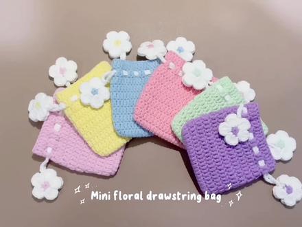 🌸钩织新手教程|马卡龙花朵束口包
束口包对新手超级友好哦,小小一个不仅可以装耳机,还能够做零钱收纳包。
马卡龙色系在春天也非常适配🥰#我的手工作品 #创作者中心 #创作灵感 #手工编织零基础教学 #钩针编织