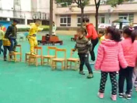 #幼儿园公开课 #公开课视频 #中班体育公开课 #中班体育课 #中班体育课 《好玩的椅子》椅子是孩子们最熟悉的,在平时,孩子们喜欢用椅子做玩具,从椅子上跳下来或是把椅子当马骑。我尝试利用身边的椅子,结合本年龄段幼儿的特点,引导幼儿开展玩椅子的游戏。这既是顺应孩子的需要,又让孩子在开心的探索活动中获得身体与脑力的发展,并学会自我保护。