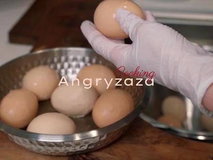 传统五香茶叶蛋|鸡蛋的灵魂吃法 Aloha, 我是zaza.
当深夜饿意比困意先抵达,不如把冰箱的鸡蛋变成“破碎美学”的艺术品,充满茶香卤汁的琥珀纹蛋。
【浸煮茶叶蛋配方】
主材料:常温鸡蛋10-20个(这个方子大约可以煮这个量)
配 料:红茶叶15克、姜片30克、芹菜杆/香菜梗20克辛香料:小茴香5克、八角4个、陈皮5克、草果2个、花椒3克、桂皮5克、干辣椒5个
调味料:酱油/生抽100毫升、老抽20毫升、盐15克、冰糖30克
--
额外说明:视频中黄色铸铁锅为内径24厘米,容量4.2升。相对适配以上的配方。
这个方子成功率还是比较高的,主要是配方和水的浓度比例。在一定范围里鸡蛋多几个是没有问题的。不喜欢香料味重可以減少香料的含量。
#茶叶蛋做法 #鸡蛋的神仙吃法