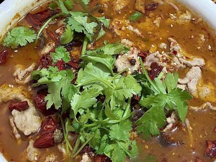 在福清人均💰20➕的川菜馆 好好吃‼️ 这家其貌不扬的川菜小馆子,简直是打工人(和我这种爱吃辣的吃货)的天堂!环境就是普通“苍蝇馆子”,但价格便宜实惠💰人均20+,便宜又大碗‼️‼️(💰附价格表)
朋友安利带我来的,一进门就知道来对了!吃饭的基本是熟客,大多是打工人,点一道菜,配瓶啤酒🍺加碗米饭🍚
我们两个人点了三道菜!才花了💰87r
✅水煮肉片 💰28r(必点‼️)
我的天!28块!不是58、68,是28!超大一碗!我宣布永远追随它!味道麻辣咸香,关键肉好多!我们吃到碗底了还有肉!配菜也超丰富:黄瓜、木耳、豆芽、大白菜... 老板太良心了!
✅干锅肥肠 💰38r
肥肠处理的干净,又嫩又有嚼劲!同样惊喜的是配菜!一般干锅肥肠就只有青椒🫑或者干辣椒🌶️,这家给的配菜和水煮肉片一样豪横:黄瓜、木耳、豆芽、大白菜!而且肥肠量也足,配菜再多也抢不了主料风头!
✅干煸土豆 💰15r
看网上推荐点的,像炸薯条🍟 炸得酥酥脆脆,裹着干辣椒花椒的香气,像在吃零食!份量也足!
🥢总结就是:
1️⃣价格亲民到感人!正常人均20+,我们点多了人均也就40+(还打包!)
2️⃣份量巨足!味道地道!性价比高!爱吃辣的福清人闭眼冲!
⚠️🌶️ 辣度我们没有选择 老板默认做的辣度刚刚好 不会特别刺激!
福清爱吃辣、追求性价比的!这家宝藏重庆川菜馆子,真的值得一试!(💡以上纯属个人感受哈!!)
#福清美食 #重庆饭店 #vlog日常 #福清川菜馆