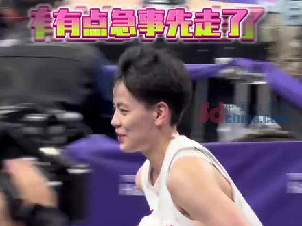 10月2日 #浙江杭州 亚运会中国女篮进行赛后采访时,杨舒予看准时机直接飞驰而过,网友:看得出来她们需要一个发言人 #浙江dou知道 #杨舒予 #比赛现场 #杭州亚运会