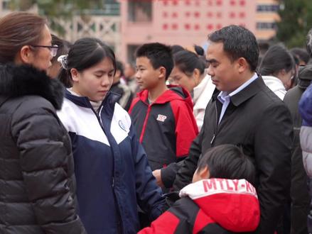 2月23日,东兰县高级中学举行成人礼暨高考百日誓师大会,高三学子在老师和家长的陪伴下,穿过“成人门”,踏上“成才路”,跨过“成功门”。#成人礼 #百日誓师高考加油 #东兰