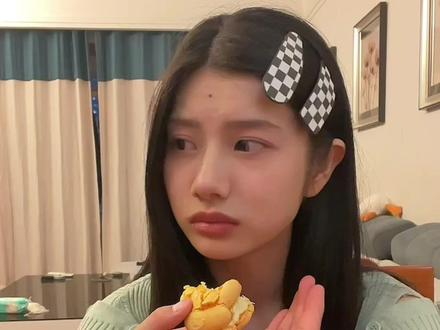 又爱吃又要假装高傲的样子太可爱了 哈哈哈 #情侣#女朋友#情侣
