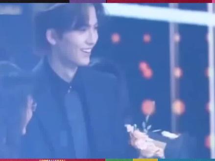 张凌赫为遇白鹿特意绕弯,注意看白鹿的反应,小情侣藏不住事儿! #张凌赫 #白鹿