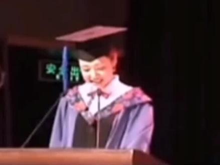 #周涛 |桃:我给大家表演一个“自己主持自己毕业典礼”!
