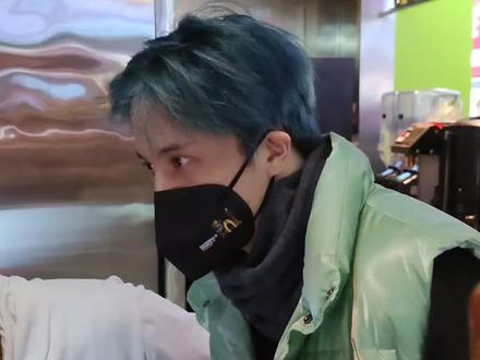 来上上谦吃火锅,遇到薛之谦了哈哈哈,好高兴@薛之谦