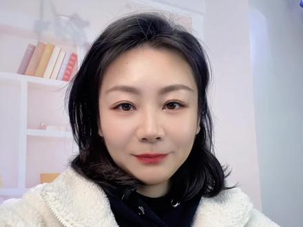 中小学综合素质评价有啥用?对高考有什么影响?如何正确填写?
今天一条视频说清楚
综合素质评价是新高考和综合评价招生模式中的一个重要考察点,也是推动素质教育的关键制度之一,属于新高考改革中“两个依据和一个参考”的重要组成部分
综合素质评价通常包括五个方面:思想品德、学业成绩、身体健康、艺术修养和社会实践
以北京综合素质评价电子平台的各个模块为例,给家长提供正确的填写参考
思想品德:包括社会公益和志愿服务、一十百千工程、党团活动、感动感悟与交流沟通等模块
学业成就:包括创新成果、学术兴趣和偏好发展、高校课题研究性学习、阶段小结与个人反思、自我陈述报告等模块
身心健康:包括身体机能、运动技能、体质健康与体育锻炼、应对困难与挫折的表现、体育类实践活动等模块
艺术素养:包括艺术成果展示、艺术素养及专长培养、艺术类实践活动等模块
社会实践:包括社团活动、生产劳动、勤工俭学、军训、参观学习、社会调查、实习经历、游学经历、班内任职、校团委学生会任职、学校社团任职、社会工作等模块#综合素质评价 #中小学生 #家长必读 #升学规划 #白名单赛事
