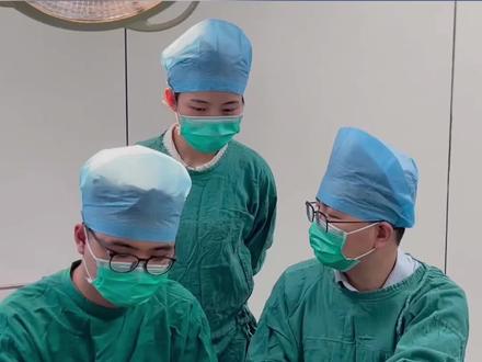 肛门瘘管切除术 是将瘘管全部切开开放,靠肉芽组织生长是伤口愈合的一种手术方法。一般适用于低位肛瘘,因为瘘管在外括约肌深部以下,切开后只损伤外括约肌皮下部和前部,不会出现术后的肛门失禁。
手术的时候患者在滴管麻醉或者局麻下进行,病人呈俯卧位或者结石位。首先由外口注入亚甲蓝溶液,确定内口的位置。然后再用探针从皮肤的外口处插入瘘管内,用来了解瘘管的走形情况以及与括约肌的关系。然后在探针的引导下切开探针上的表层组织,从外口一直到内口。
切开以后再刮去瘘管内的肉芽组织以及坏死的组织,最后修剪皮原,以保证创面由里向外生长,手术以后要进行换药避免伤口感染。#肛肠大夫张磊昌 #江西省肛肠医院 #江西省中医院肛肠科 #江西中医药大学附属医院肛肠科 #做健康的行动派@知肛肠乐