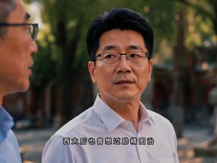 人证 #法源寺的猫
在资本的洪流中,人的价值与情感是否能够成为最终的证明?本片旨在探讨个人IP、企业文化、商业伦理以及人性的复杂。
十年前,直播电商巨头“新智选”的明星主播任正和CEO张树,先后因董事长武岩的“去个人IP化”战略而被迫离职。十年后(2036年),他们在各自的新领域成为行业领袖,却因一场关乎未来的产业变革,与卷土重来的“新智选”以及前同事丛于光再次交锋。这场横跨十年的恩怨,既是商业上的殊死搏斗,也是对过往情谊、理想和人性的终极拷问。