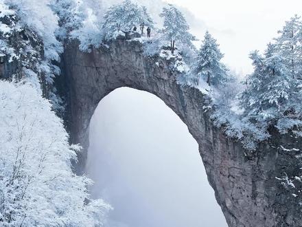 小哥翻越长治壶关太行山巅,迎着风雪拍下了鹅屋天生桥的血景。为了目睹你换装的模样,我守候一整年,难得一见的天生桥雪景。#玩航拍的小哥#你那里下雪了吗
