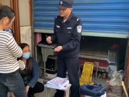 济南小伙工地旁摆摊遭大姐倒菜损毁,警方介入调解妥善解决#上热门 #抖音伙伴计划 #抖音二创激励计划 #抖音美食推荐官 #新闻 @DOU+小助手