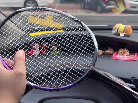 李宁战戟5000-中端平衡拍,整体稳定有一定进攻,心理预期中端拍500预算的基础上,不会失望,但喜欢硬杆的朋友则不推荐#羽毛球拍推荐 #羽毛球拍 #李宁羽毛球 #羽毛球 #战戟5000