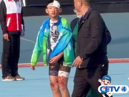 “体育精神在他身上展现得淋漓尽致!”男孩在轮滑比赛中摔倒即使流血也不放弃#轮滑 #坚持 #体育精神 #运动达人秀