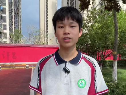 7月23日,河南许昌。许昌市魏都区实验学校学霸靳博渊中考成绩705.5分。靳博渊:能拿到物理满分,非常感谢任课老师!#2025年中考成绩 #学霸 #许昌 (记者:谭宜姝;编辑:李灏)