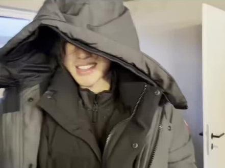 #蔡徐坤MV纪录片Colder
colder的MV纪录片,在寒冷的冰岛拍摄😭看完之后真的哭死,他真的很爱很爱音乐与我们😭
MV里他说:“雪人很重,底下只有一块木板,我把她当做求生的执念,故事里我身陷冰原,遇见她才有了求生的勇气,当我做好求生的准备后,我也决心把她带出冰原,可到最后我才发现,寒冷如荒原,我活不下去,温暖如人间,她活不下来。我们时常执着于自我感动,结果却把别人送进了地狱。或许我们都注定只能活在本该属于自己的世界,可到底该怎么区分善意与一厢情愿的边界,这种清醒的绝望,让我觉得冷。”😭哭死我了,音乐与爱他值得最好的。辛苦了!@蔡徐坤 mv我们很喜欢 谢谢你成为你 你的音乐给了我们很大很大的力量 我们爱你,永远在你身边,照顾好自己,你很棒😭
#蔡徐坤每日一Colder