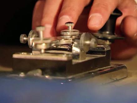 没想到秦敖是独臂大盗带人围捕地下党没想到神秘人出现了。。。