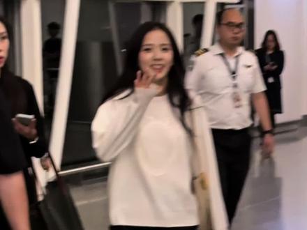 又被智秀饭撒了呜呜 2026.5.21我们的小萌秀辛苦了呜呜 一大早来香港 有大半夜回韩啦!我喊了第一句我爱你就被回应了 呜呜好幸福 我爱你智秀!下次见!#jisoo #送机现场 #jisoo迪奥香港活动 #饭撒天使