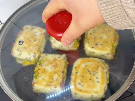 不爱吃蔬菜的孩子一定要试试这个蔬菜饼 满满的蔬菜馅真的超好吃#宝宝辅食 #美食 #宝宝爱吃 #蔬菜饼 #美食