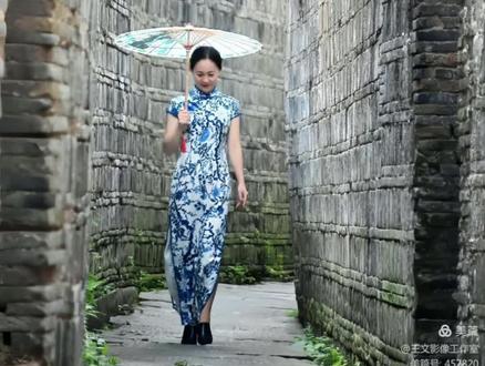 《雨巷》是戴望舒于1927年创作的一首现代诗 。该诗发表后产生了较大影响,戴望舒也因此被称为“雨巷诗人”。叶圣陶赞誉其“替新诗的音节开了一个新的纪元”,朱湘认为该诗在音节上“完美无疵”。#雨巷 #戴望舒 #益阳清明古巷 @花海听涛 @惠•悟人生
