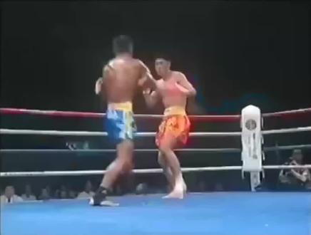 播求20岁首次来中国比赛,本以为是个小怪,结果轻松KO散打高手(2) #泰拳 #播求 #散打