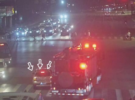 轿车闯红灯?!交警:免罚!@衢州公安