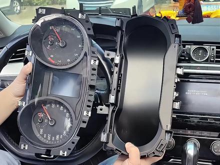 大众迈腾B8升级12.3寸全液晶仪表 原车机械仪表已经淘汰了,升级个12.3寸的大液晶,瞬间感觉像换了个车一样,内置12种表盘,包含运动风格等多模式随意切换。无损安装,免匹配即插即用,支持随时还原,自带苹果carpkay、华为hicar、安卓Auto,可实现高德车道级实时导航,支持与安卓导航同屏互联,显示车上隐藏数据、原车ACC自适应巡航、自动泊车、数字胎压等高配功能,自带大字库协议,可同步主机歌词、蓝牙电话、收音机、指南针、温度显示等信息,Linux系统,终身不卡顿不延迟,车规级方案,零下40度~高温80度的环境下稳定使用不卡顿不延迟。 #大众迈腾#液晶仪表#老款改新款#原车升级#迈腾B8