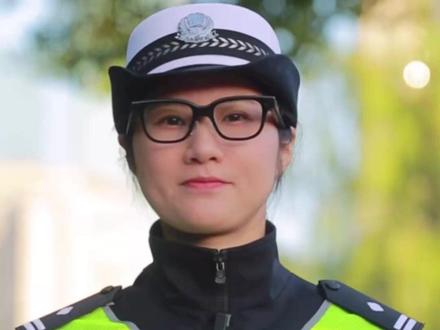 12月12日报道,长沙交警用上AI眼镜了,识别车牌、人脸,还能实时翻译,较人工核查效率提升80%。(编辑:朱仪楠)#AI眼镜 #长沙交警 #人工智能 #科技改变生活 #湖南dou知道