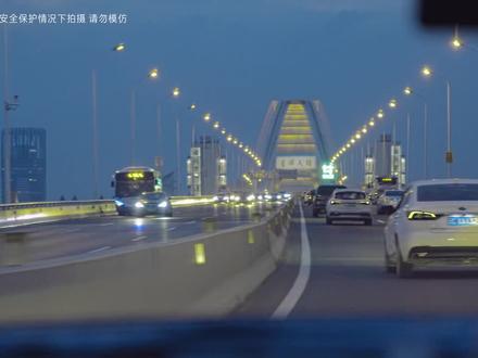 她开着邻居家的Toyota 追逐日落