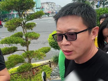 5月27日,备受关注的“结婚22年两子非亲生案”正式开庭审理。当事人姜某涛庭前接受采访表示,对前妻无话可说,心中只剩恨意。谈及大儿子时,他神情难过、内心挣扎。他坦言自己与大儿子并无血缘关系,还曾遭到孩子殴打。即便如此,他仍真心希望孩子能安稳度日。他强调此事是成年人之间的矛盾,并恳请大家不要指责、为难孩子。#结婚22年两子非亲生案 #姜某涛谈无血缘大儿子满是难过 #姜某涛恳请大家不要针对大儿子 #直击第一线 (记者:赵荆威)