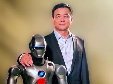 他被自己造出来的钢铁侠踢飞,你想来一个这样的保镖吗?#众擎机器人 #人形机器人 #科技改变生活 #机器人 #具身人形之路