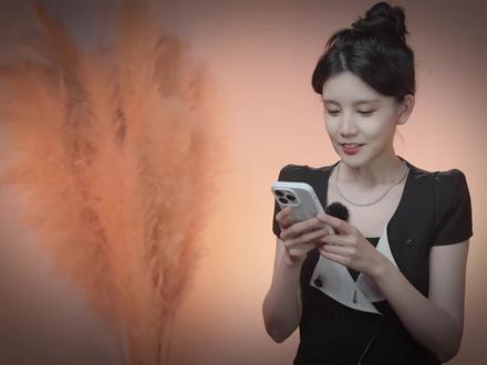 有“男性凝视”,有没有“女性凝视”? “男凝”为什么让男女都不舒服?从社会学、语言学和逻辑学的角度,心平气和说“男凝”是怎么变成死结的?
如果耐心将视频看完,我们会发现,男凝,女凝,不如“别凝”;男权,女权,不如“人权”。词汇,都是人类在某个情境下创造出来,解决某个问题用的,有些词注定被误读,有些词注定被滥用,有一些词注定会消亡。时代变了,有些词注定要被我们“狙击”掉,而狙击的方法,不是去攻击某些人,而是去创造新的词汇,或多去使用某些符合时代需要的词汇,比如我开头提到的,这条路很长,与你共勉!
今天的书单和论文:
《疯狂的历史》又名(《古典时代疯狂史》)
米歇尔.福柯
疯癫是如何从自然现象变成文化现象的?
《规训与惩罚:监狱的诞生》
米歇尔.福柯
人是怎么“自觉”地接受“温柔的暴力”的?
《情感整理:人类情感的商业化》又名(《心灵的整饰》)
阿莉·拉塞尔·霍克希尔德
情感是如何变成资本要素,让我们“自愿”情绪劳动的?
#疗愈 #女性力量 #男性凝视 #情感 #社会